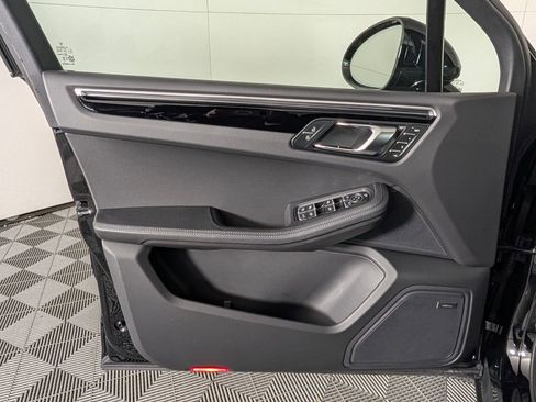 Certified 2025 Porsche Macan 2.0T image 25