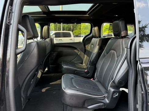 Used 2025 Chrysler Pacifica Limited FWD image 24