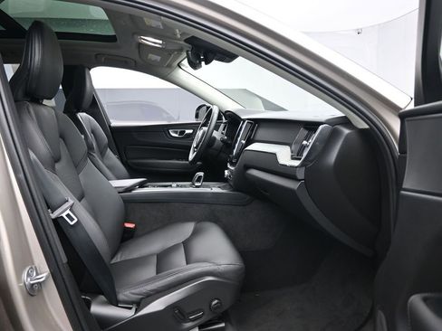 Used 2025 Volvo XC60 B5 Plus AWD/4WD image 27