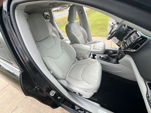 Used 2019 Jeep Cherokee Limited FWD image 26