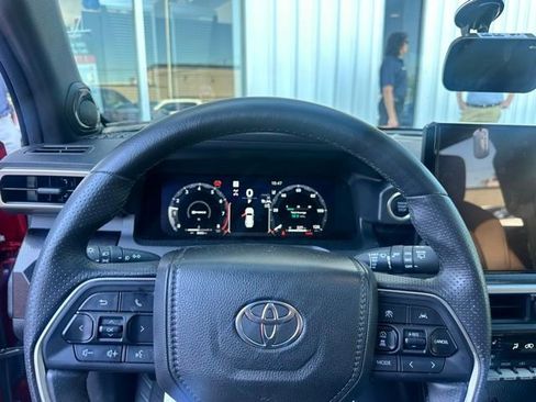 Used 2025 Toyota 4Runner Limited AWD/4WD image 33