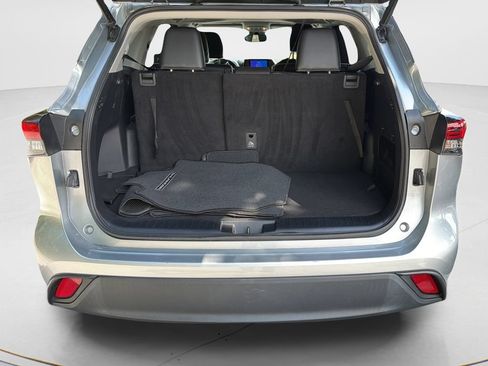 Used 2023 Toyota Highlander XLE FWD image 13
