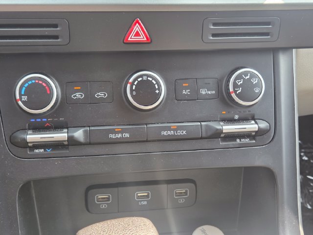 Used 2022 Kia Carnival LX FWD image 22