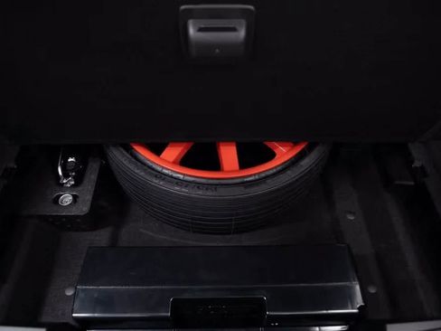 Certified 2025 Porsche Macan Turbo image 32