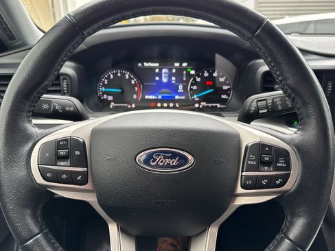 Used 2021 Ford Explorer XLT image 24