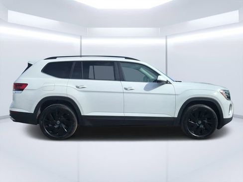Used 2025 Volkswagen Atlas SE AWD/4WD image 2