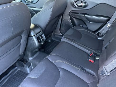 Used 2016 Jeep Cherokee Latitude FWD image 12