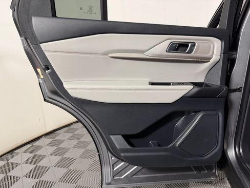 Used 2025 Ford Explorer Active w/ Active Comfort Package RWD image 11