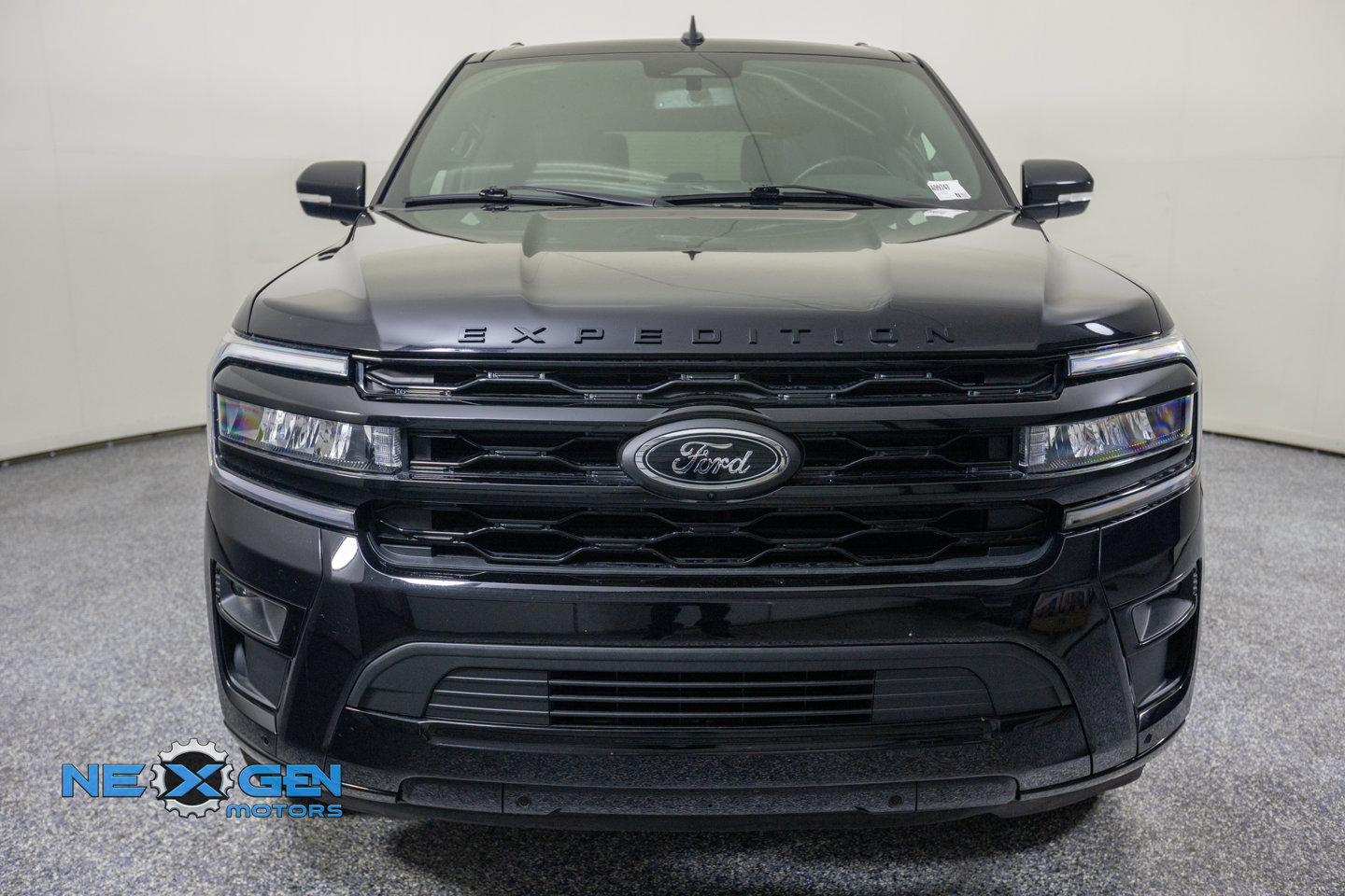 Used 2024 Ford Expedition Limited AWD/4WD image 3