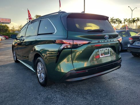 Used 2022 Toyota Sienna XLE image 9