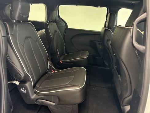 New 2027 Chrysler Pacifica Limited w/ Family Tech Group AWD/4WD image 30