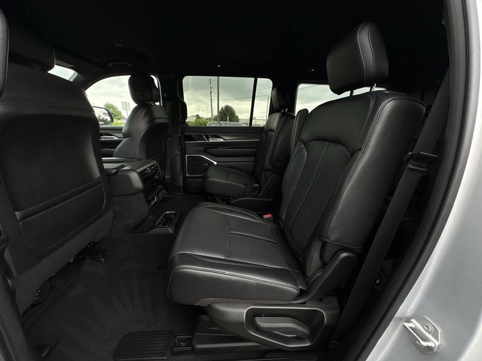 Used 2024 Jeep Wagoneer Series III AWD/4WD image 24