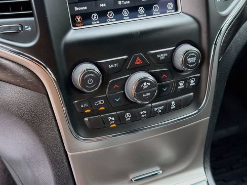 Used 2018 Jeep Grand Cherokee Laredo w/ All-Weather Capability Group AWD/4WD image 16