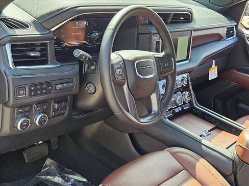Used 2023 GMC Yukon XL Denali Ultimate AWD/4WD image 10