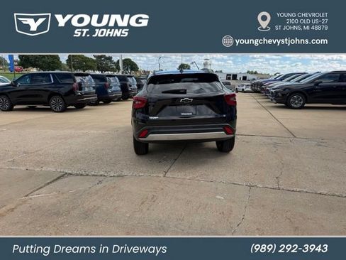 Used 2025 Chevrolet Trax LT w/ Driver Confidence Package FWD image 2