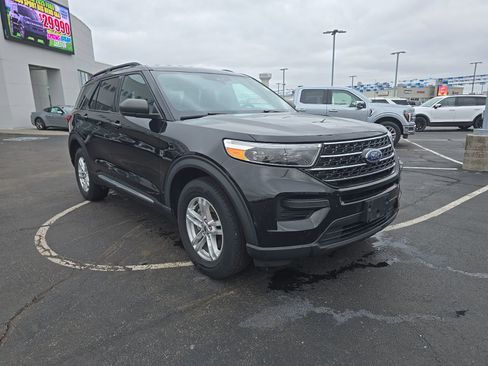 Used 2020 Ford Explorer XLT image 3