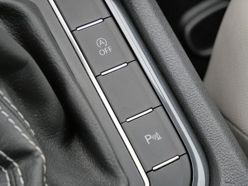 Certified 2021 Volkswagen Tiguan SE R-Line image 28