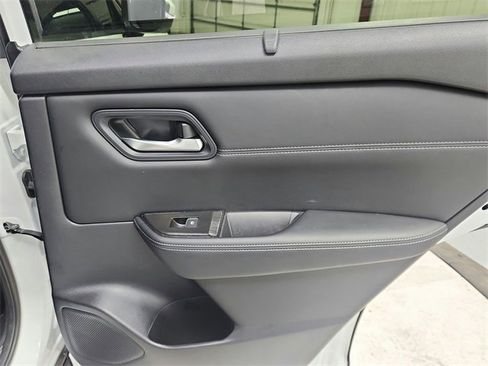 Used 2025 Nissan Rogue SL w/ SL Premium Package image 38