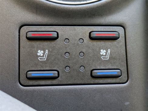 Used 2021 Toyota Camry XLE w/ Navigation Upgrade Package image 30