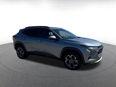 Used 2025 Chevrolet Trax LT image 2