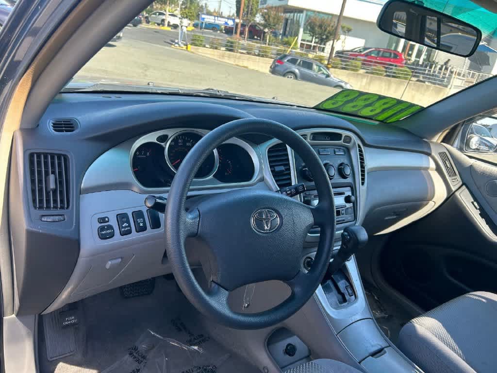 Used 2005 Toyota Highlander 2WD V6 w/ Preferred Pkg image 2