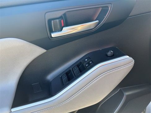 Used 2022 Toyota Highlander XLE image 40