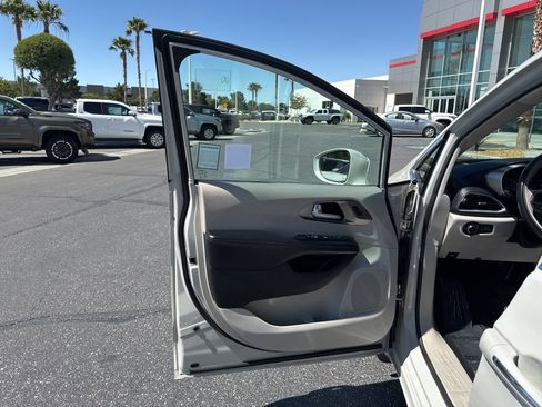 Used 2017 Chrysler Pacifica Limited w/ UConnect Theater Package FWD image 12