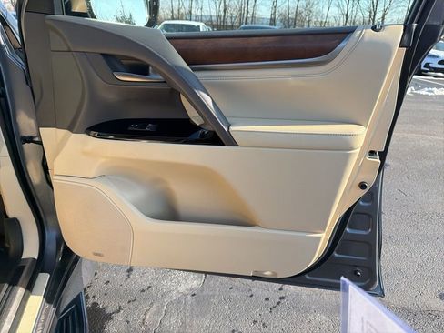 Used 2020 Lexus LX 570 4WD w/ Luxury Package image 31