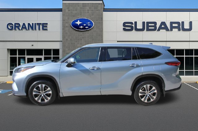 Used 2022 Toyota Highlander XLE AWD/4WD image 6