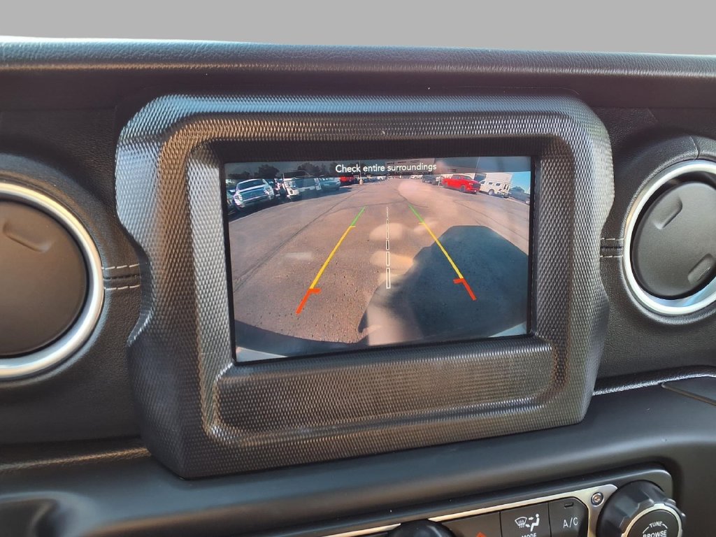 Used 2018 Jeep Wrangler Unlimited Sahara AWD/4WD image 7
