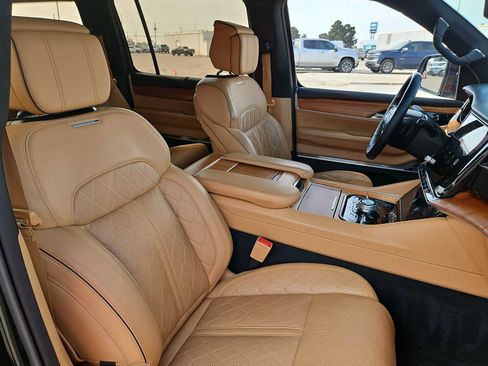 Used 2023 Jeep Grand Wagoneer Series III AWD/4WD image 18