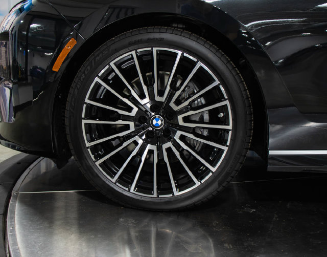 Used 2027 BMW 740i xDrive w/ Premium Package AWD/4WD image 5