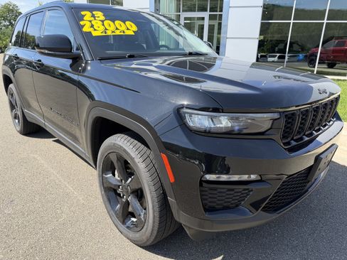 Used 2023 Jeep Grand Cherokee Limited w/ Black Appearance Package AWD/4WD image 4