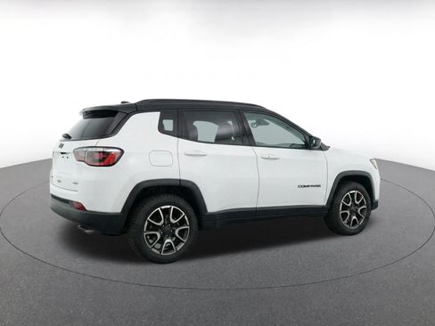 Used 2025 Jeep Compass Trailhawk AWD/4WD image 7