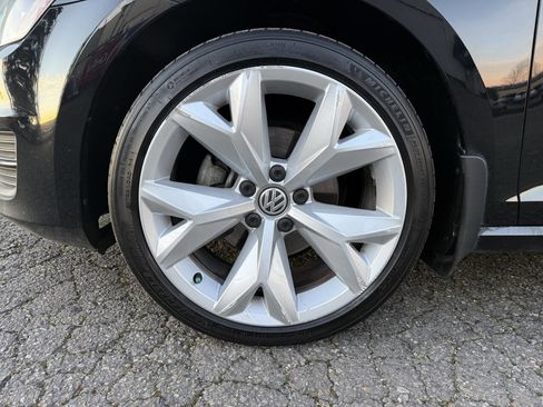 Used 2017 Volkswagen Golf S image 24