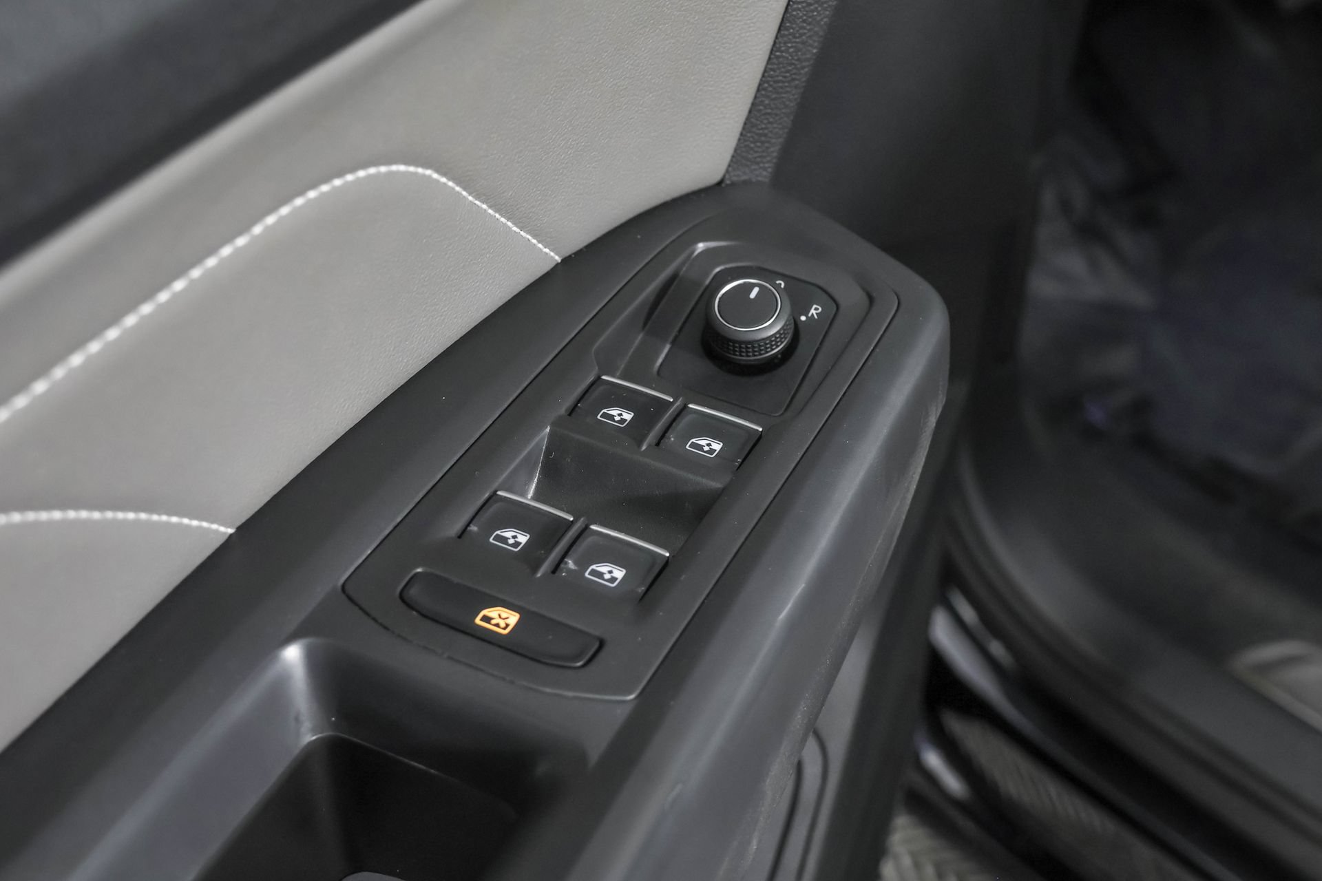 Certified 2023 Volkswagen Atlas Cross Sport SE w/ Panoramic Sunroof Package AWD/4WD image 35