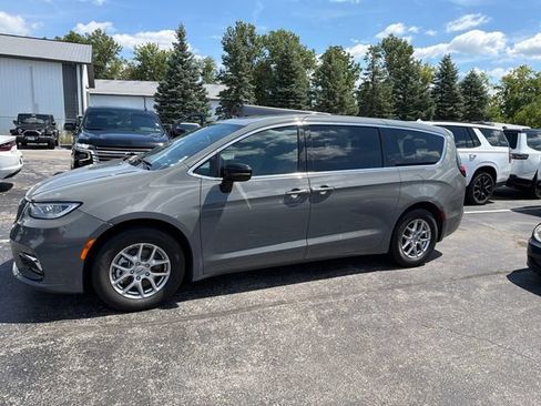 Used 2025 Chrysler Pacifica Select FWD image 2