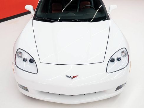 Used 2009 Chevrolet Corvette Coupe w/ Z51 Performance Package RWD image 8