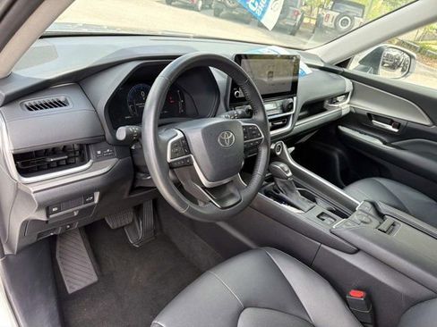 Certified 2025 Toyota Grand Highlander FWD image 12