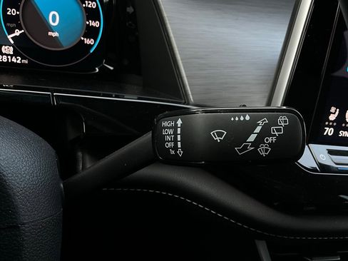 Used 2025 Volkswagen Atlas Cross Sport SE image 38