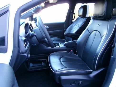 Used 2025 Chrysler Pacifica Limited image 13