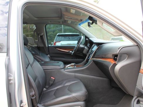 Used 2017 Cadillac Escalade Luxury image 11