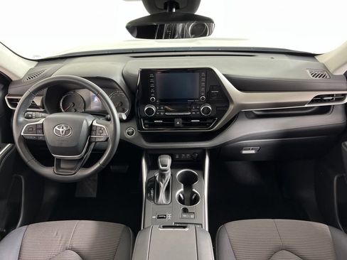 Used 2022 Toyota Highlander LE FWD image 27