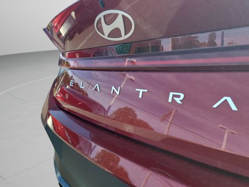 Used 2025 Hyundai Elantra Blue image 30