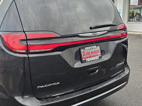 Used 2023 Chrysler Pacifica Touring-L FWD image 10