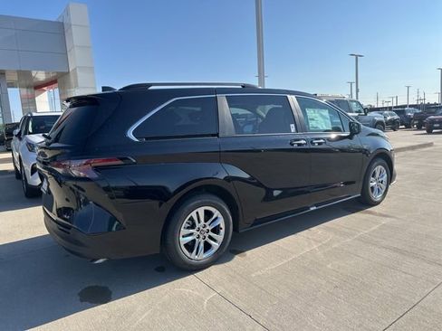 New 2026 Toyota Sienna XLE FWD image 3
