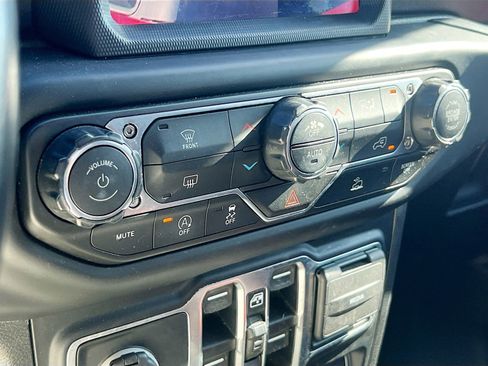 Used 2020 Jeep Gladiator Overland AWD/4WD image 16
