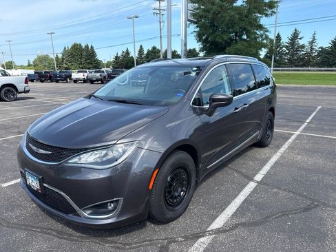 Used 2017 Chrysler Pacifica Touring-L Plus FWD image 8
