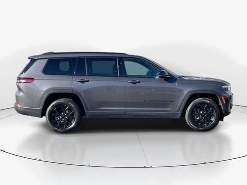 Used 2024 Jeep Grand Cherokee L Laredo image 2