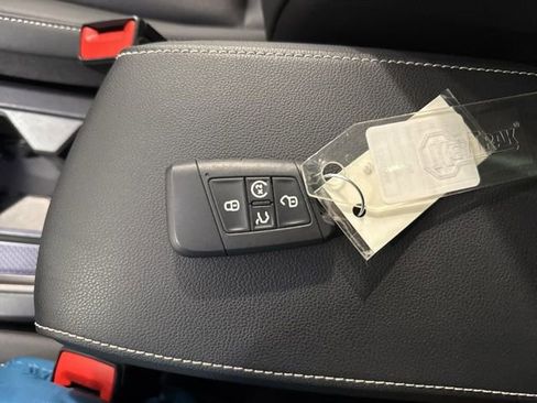 Certified 2023 Volkswagen Tiguan SE R-Line image 33